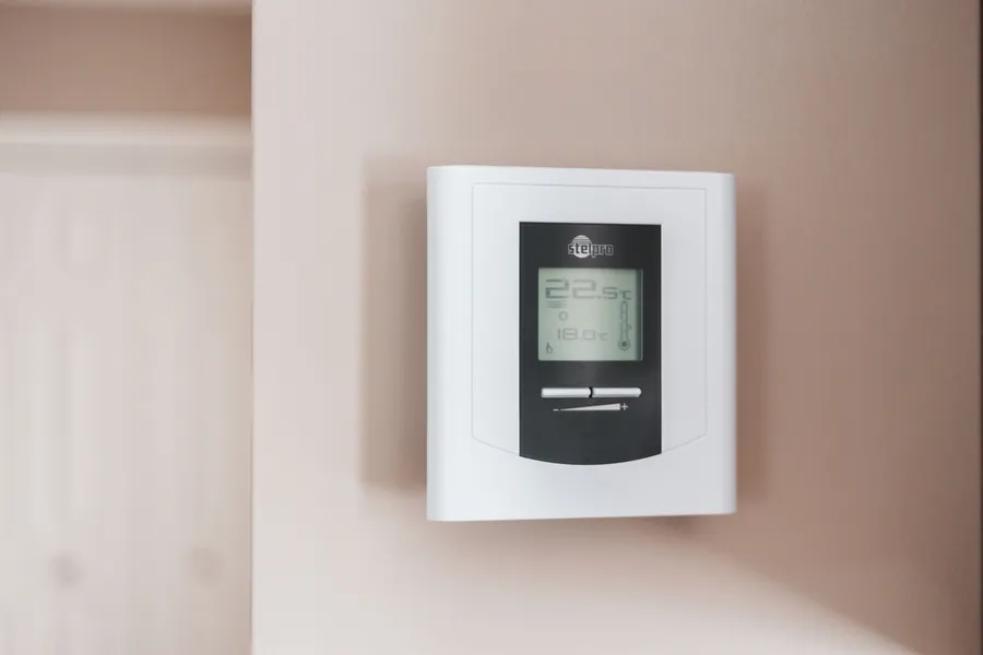 Thermostat managing a heat pump system